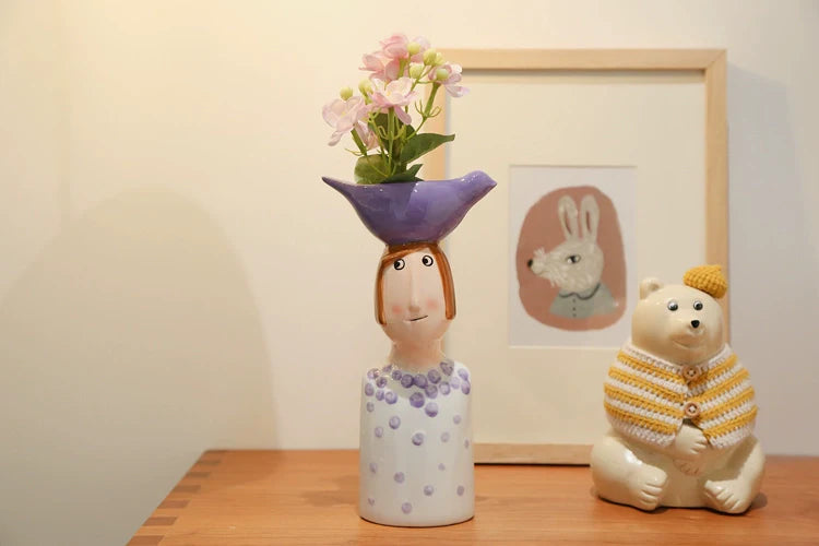 Couple-inspired ceramic vases for weddings and parties.