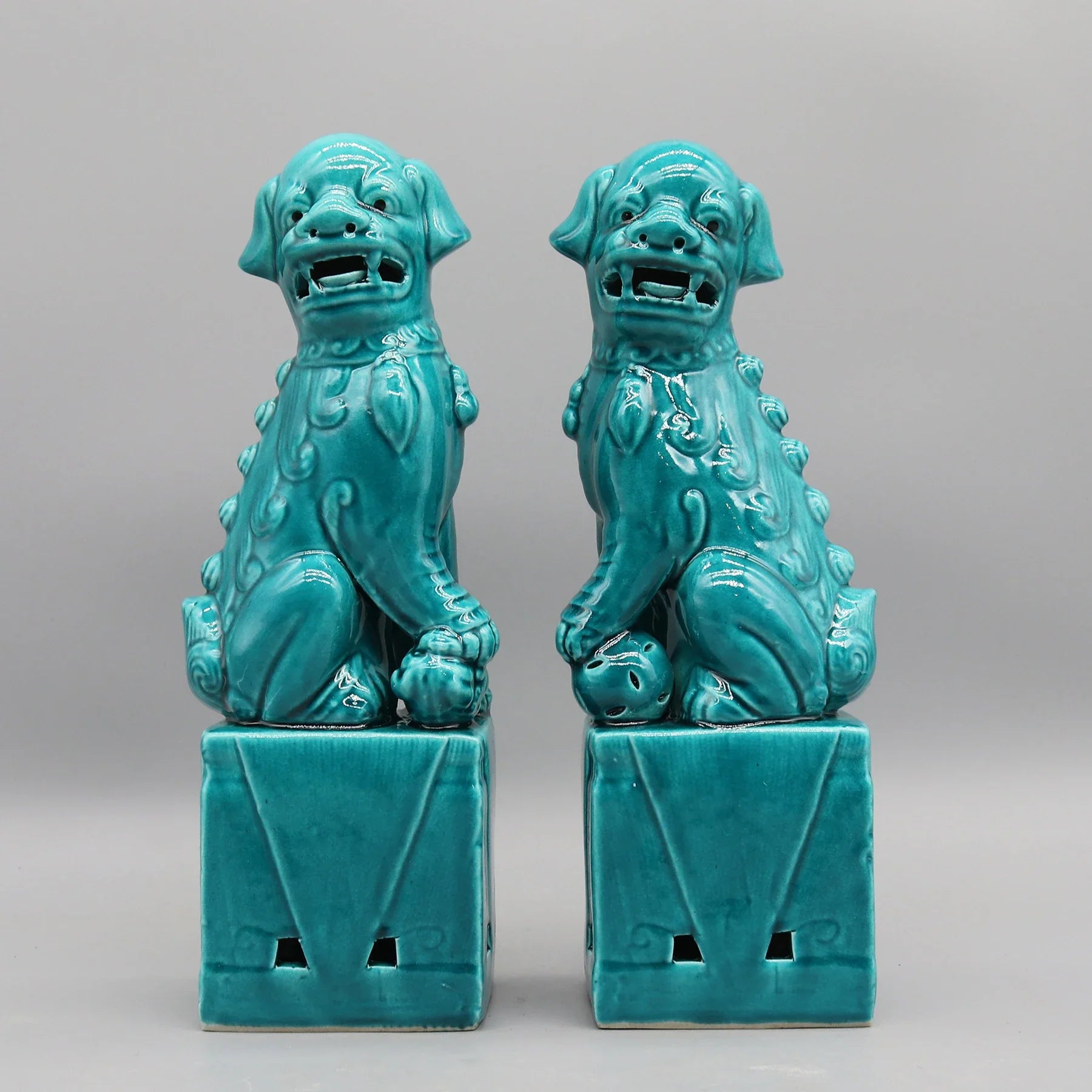 Chinese guardian lions Foo Dogs pair ceramic décor.