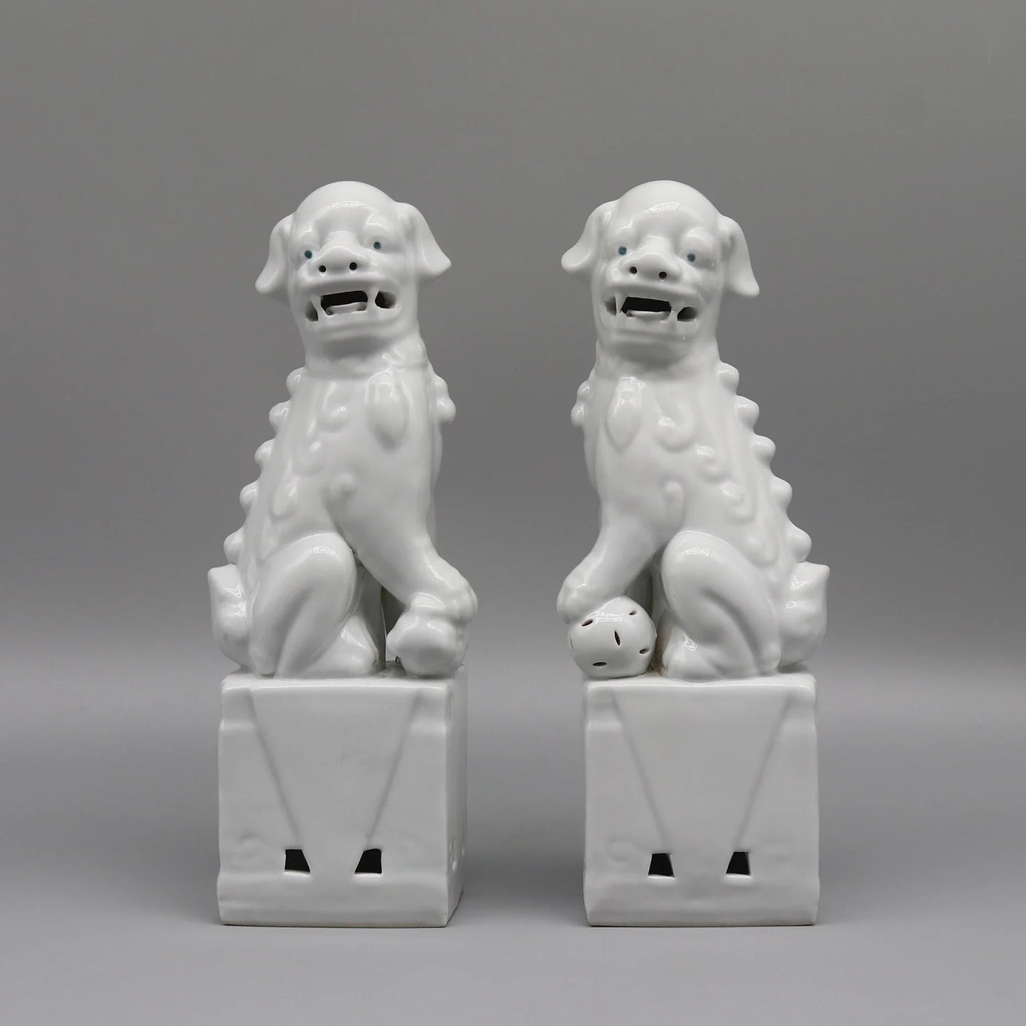 Cream Foo Dogs ceramic sculptures Chinese lions.
