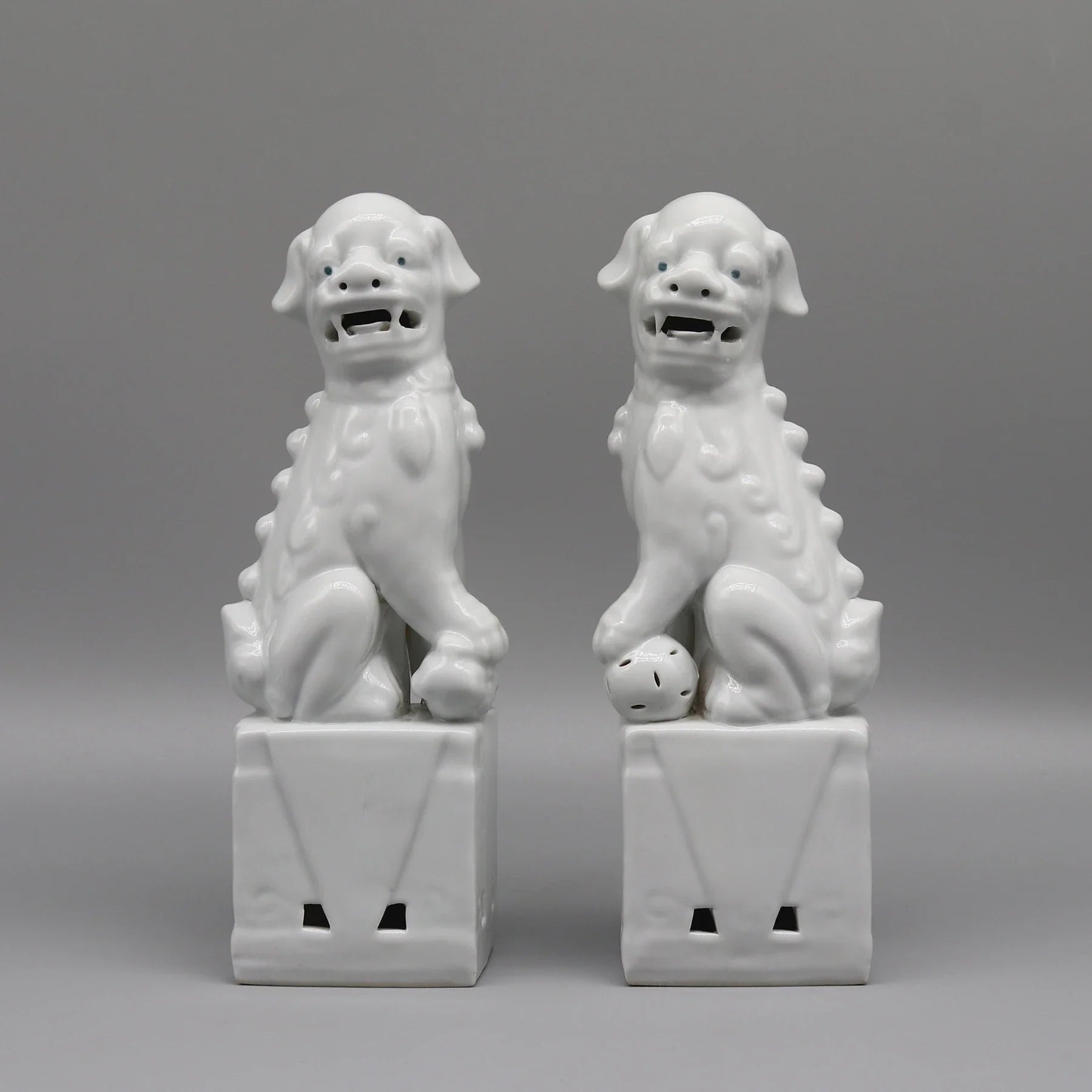 Cream Foo Dogs ceramic sculptures Chinese lions.