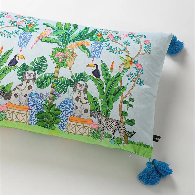 Soft short-plush velvet cushion with elegant tassels.