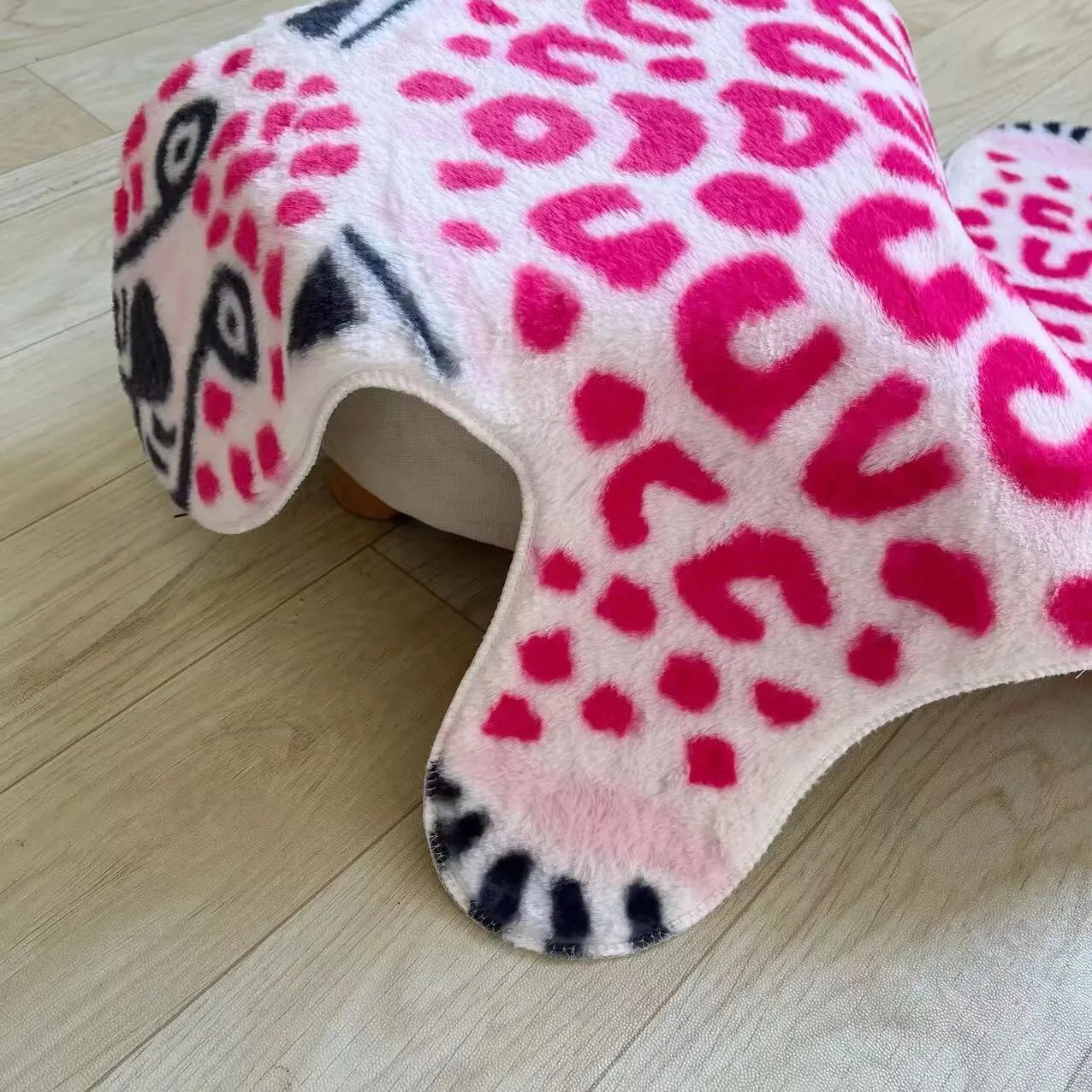 Soft polyester pink leopard rug for cozy floor décor.