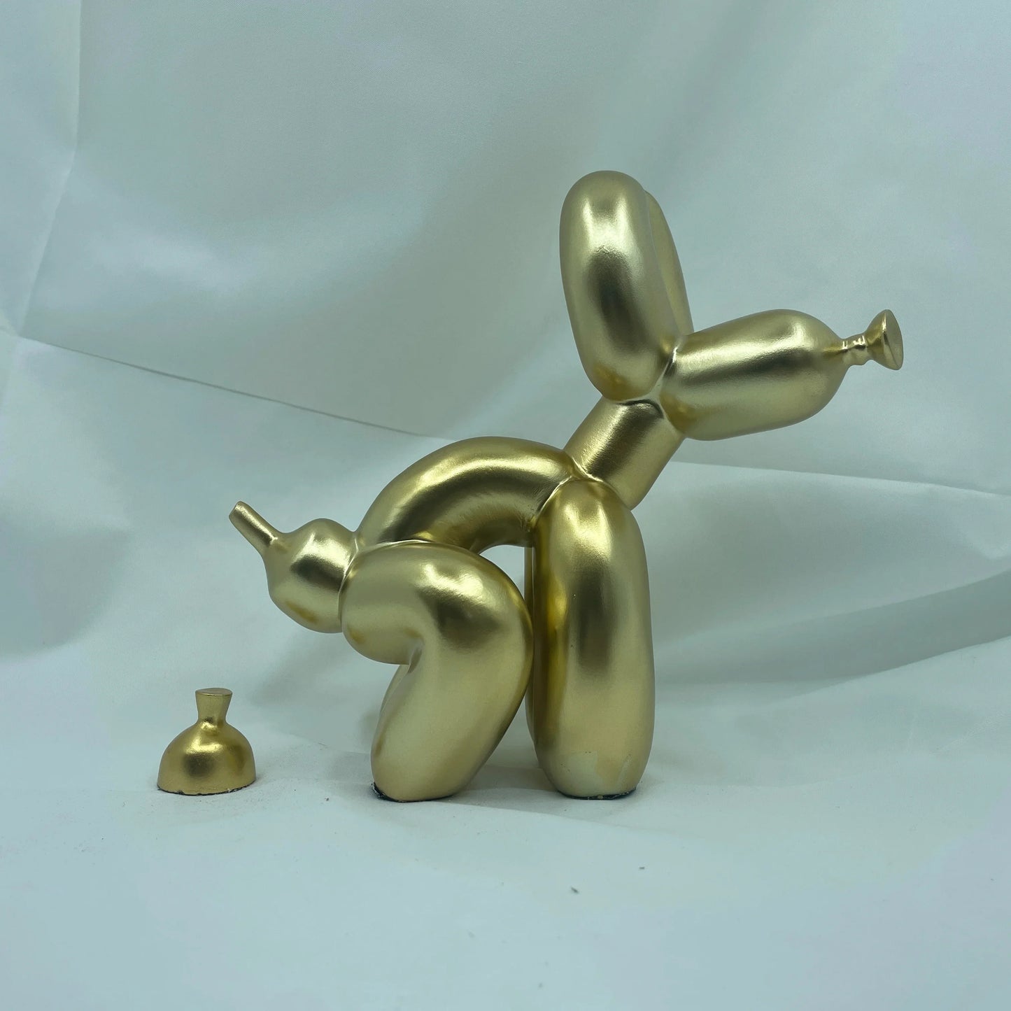 Funny gold pooping dog resin sculpture for home decoration.