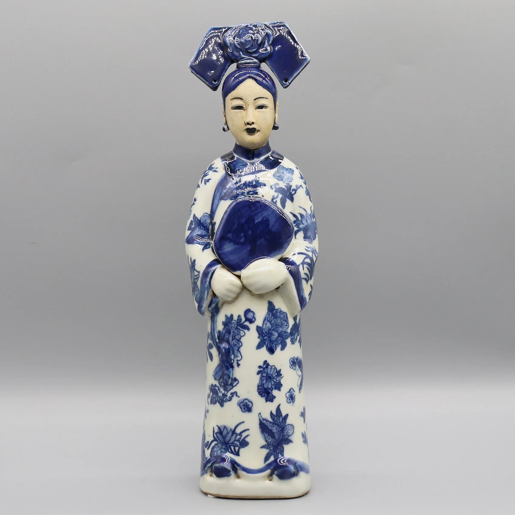 Luxury porcelain Chinese lady statue with details.