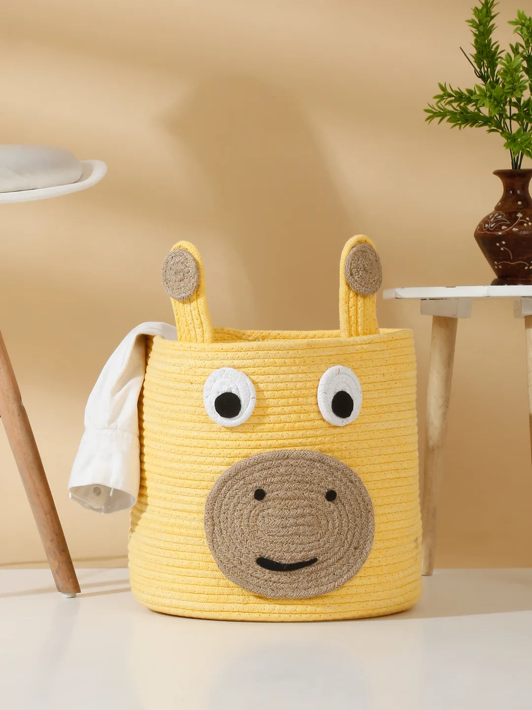 Cute giraffe motif laundry basket with jute cotton